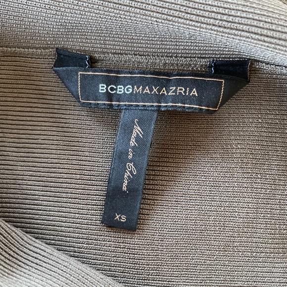 Short and sassy snake print mini skirt from BCBG - Picture 3 of 4